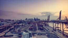 Portos de Los Angeles e Long Beach aprovam taxa para eliminar progressivamente caminhões a diesel